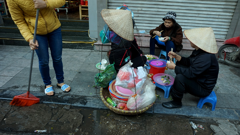 "Lạ[-]kỳ"[-]dân[-]Thủ[-]đô[-]ăn[-]uống[-]cạnh[-]cống[-]rãnh
